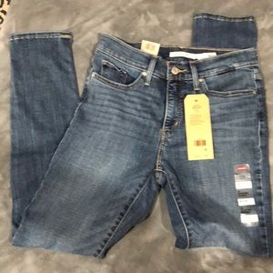 Women’s Levi’s 311